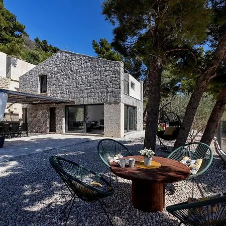 Eaglestone - Isolated Location That Offers Peace And Tranquility Makarska